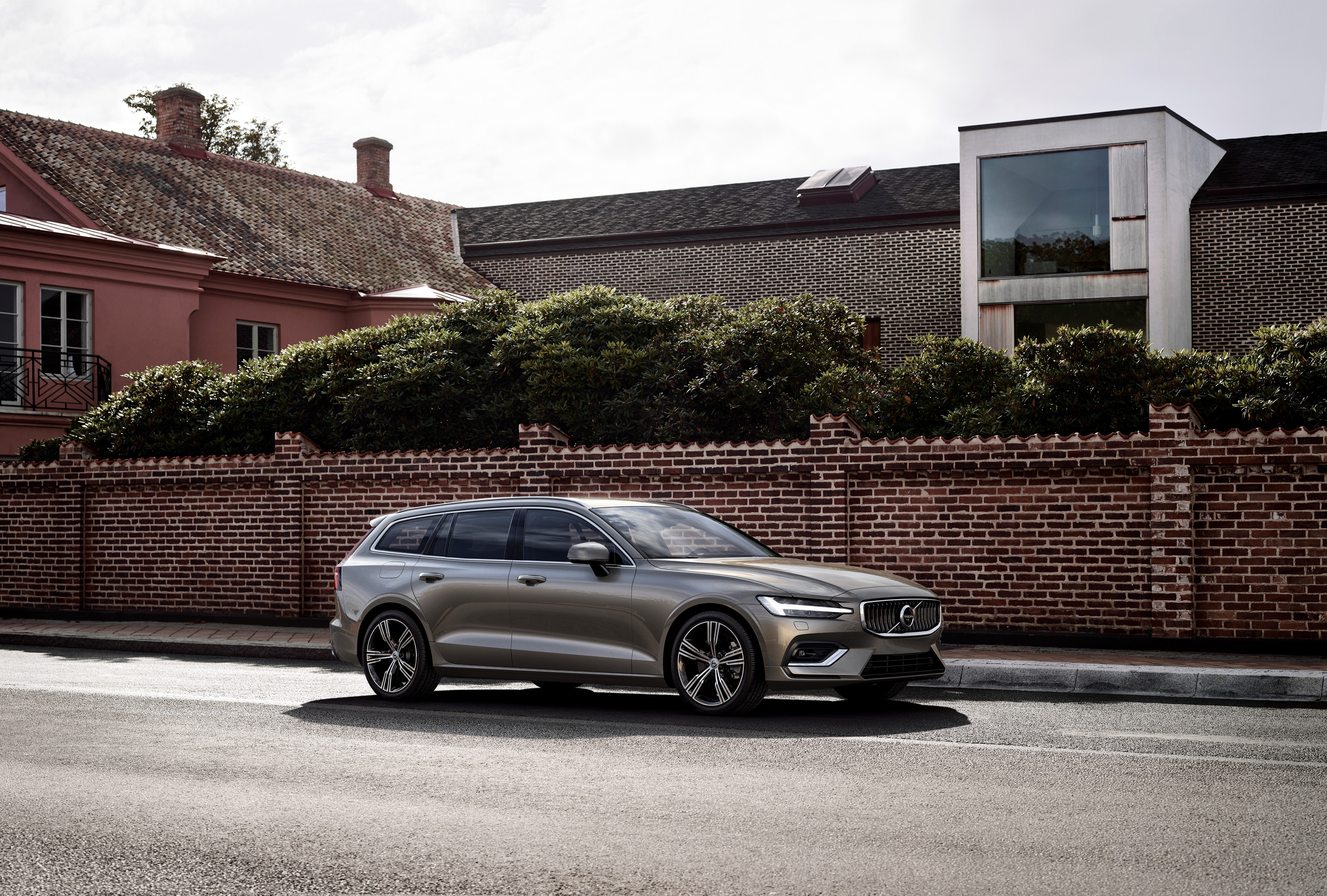 ボルボ 2019 V60 T6 Twin Engine AWD Momentum
