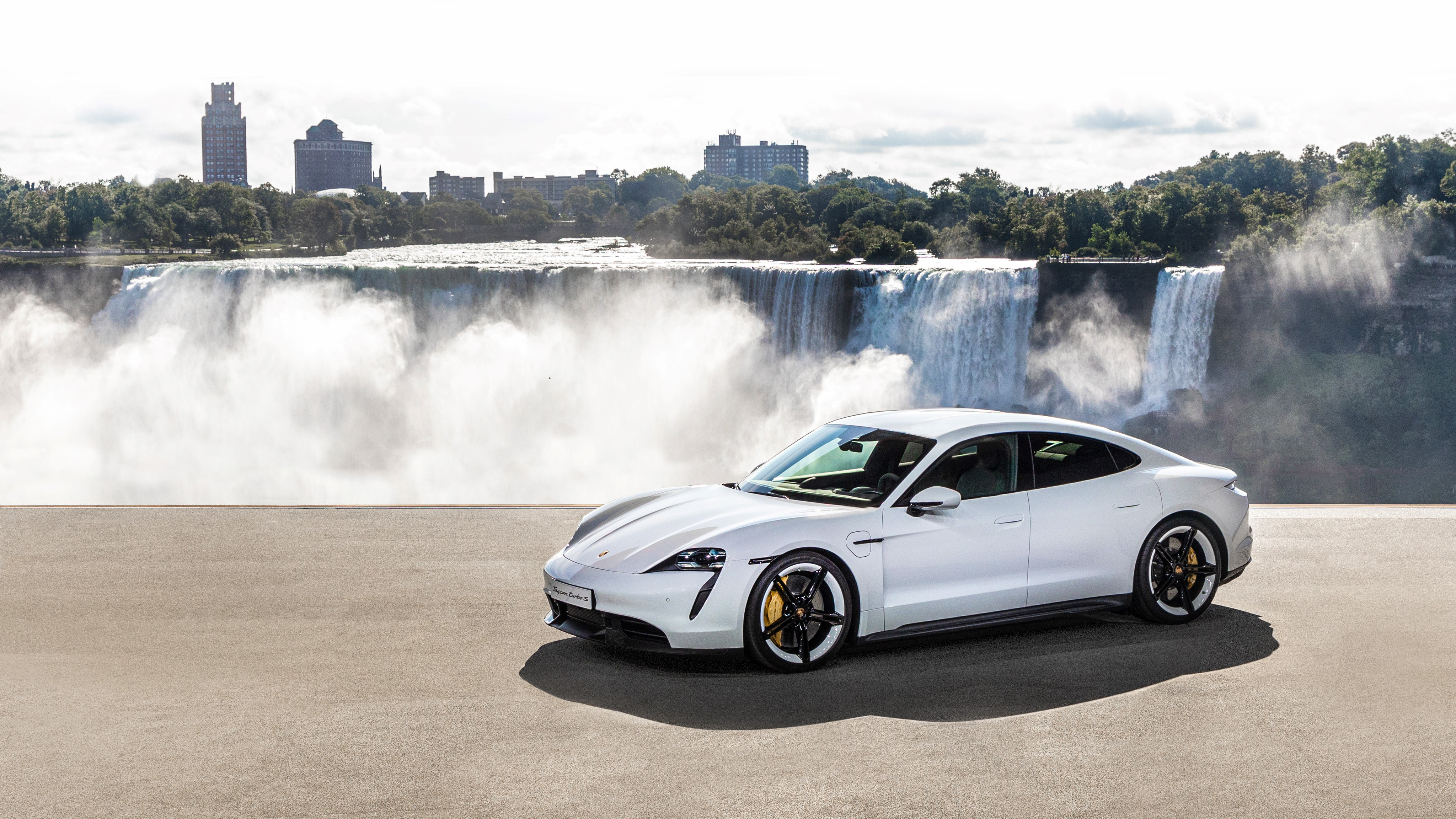 ポルシェ 2020 タイカン ターボS Performance Battery Plus